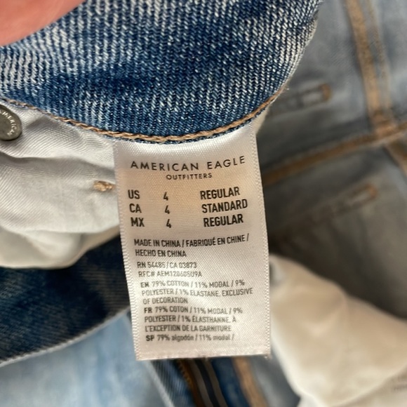 LIKE NEW American Eagle Mom Jeans Size 4 - Picture 7 of 11